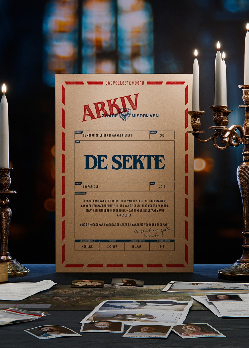 Spelenvelop van De Sekte van Arkiv by Unsolved op een tafel met documenten onder een bureaulamp.