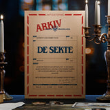 Spelenvelop van De Sekte van Arkiv by Unsolved op een tafel met documenten onder een bureaulamp.